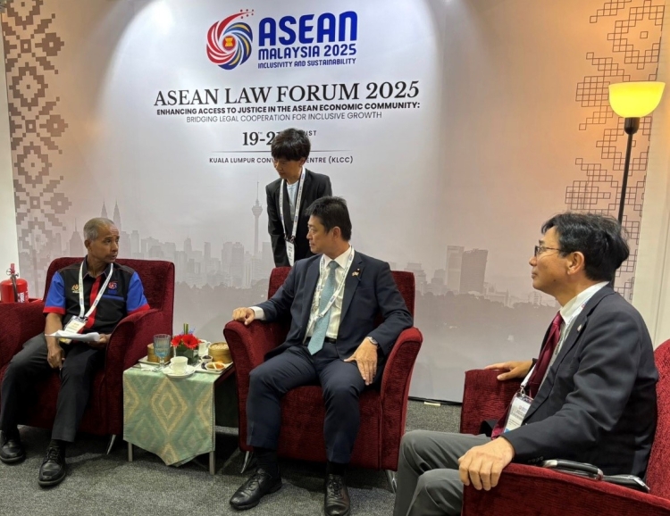 左：クラ・セガラン・マレーシア・首相府副大臣(法務・制度改革担当)、中央：高村法務副大臣、右：四方敬之駐マレーシア日本国大使
